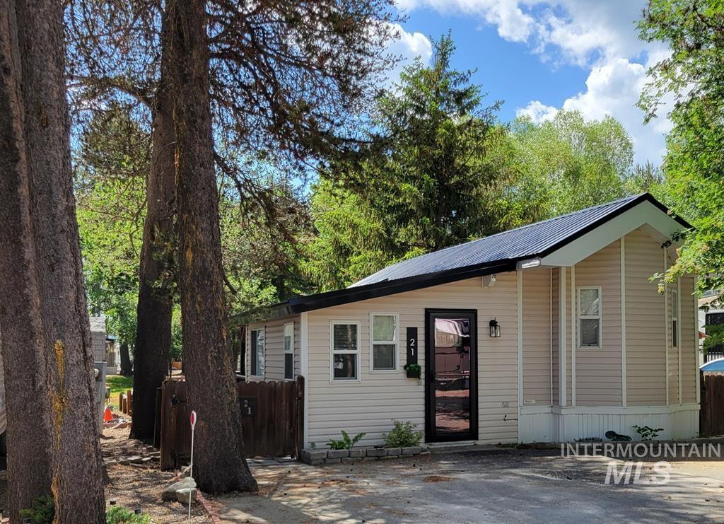 21 E Street, Cascade, Idaho 83611, 2 Bedrooms, 1 Bathroom, Residential For Sale, Price $239,900,MLS 98982968