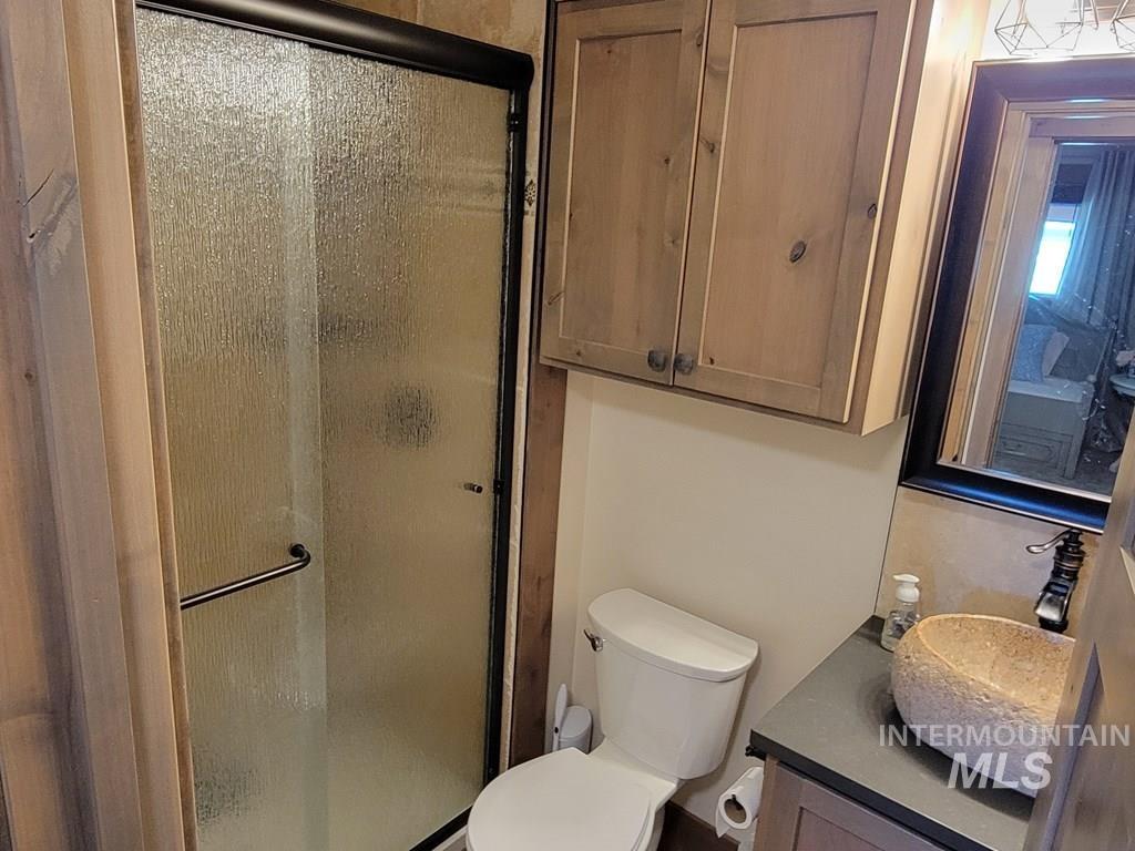 31/33 Bacon Creek Rd, Cascade, Idaho 83611, 8 Bedrooms, 9 Bathrooms, Residential For Sale, Price $3,250,000,MLS 98982973