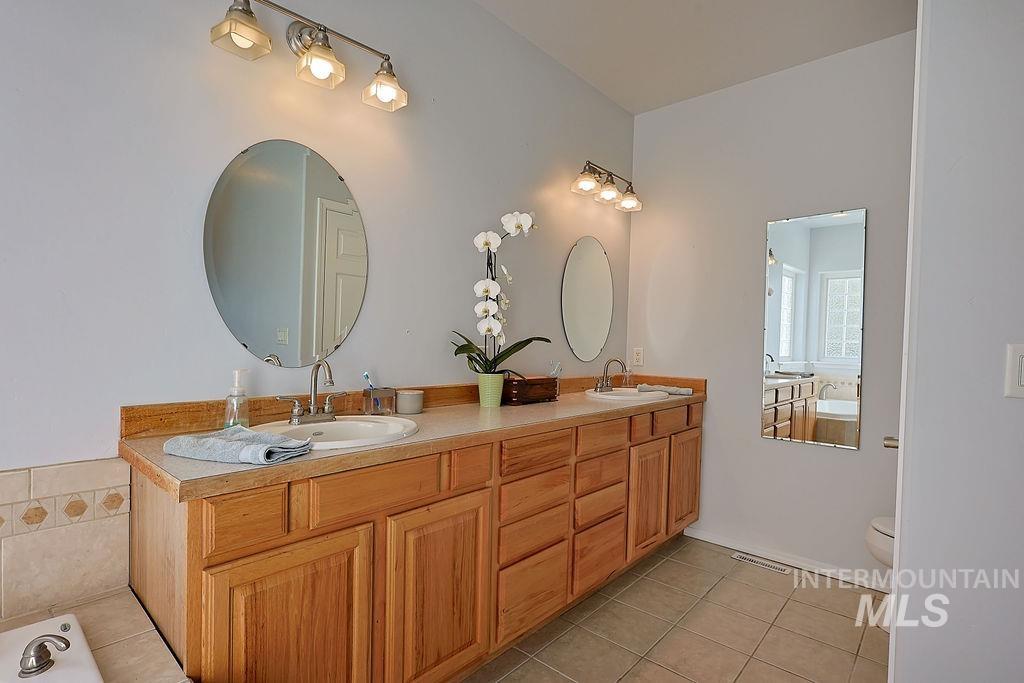 24 Harris Circle, Shoshone, Idaho 83352, 3 Bedrooms, 2.5 Bathrooms, Residential For Sale, Price $650,000, 98982977