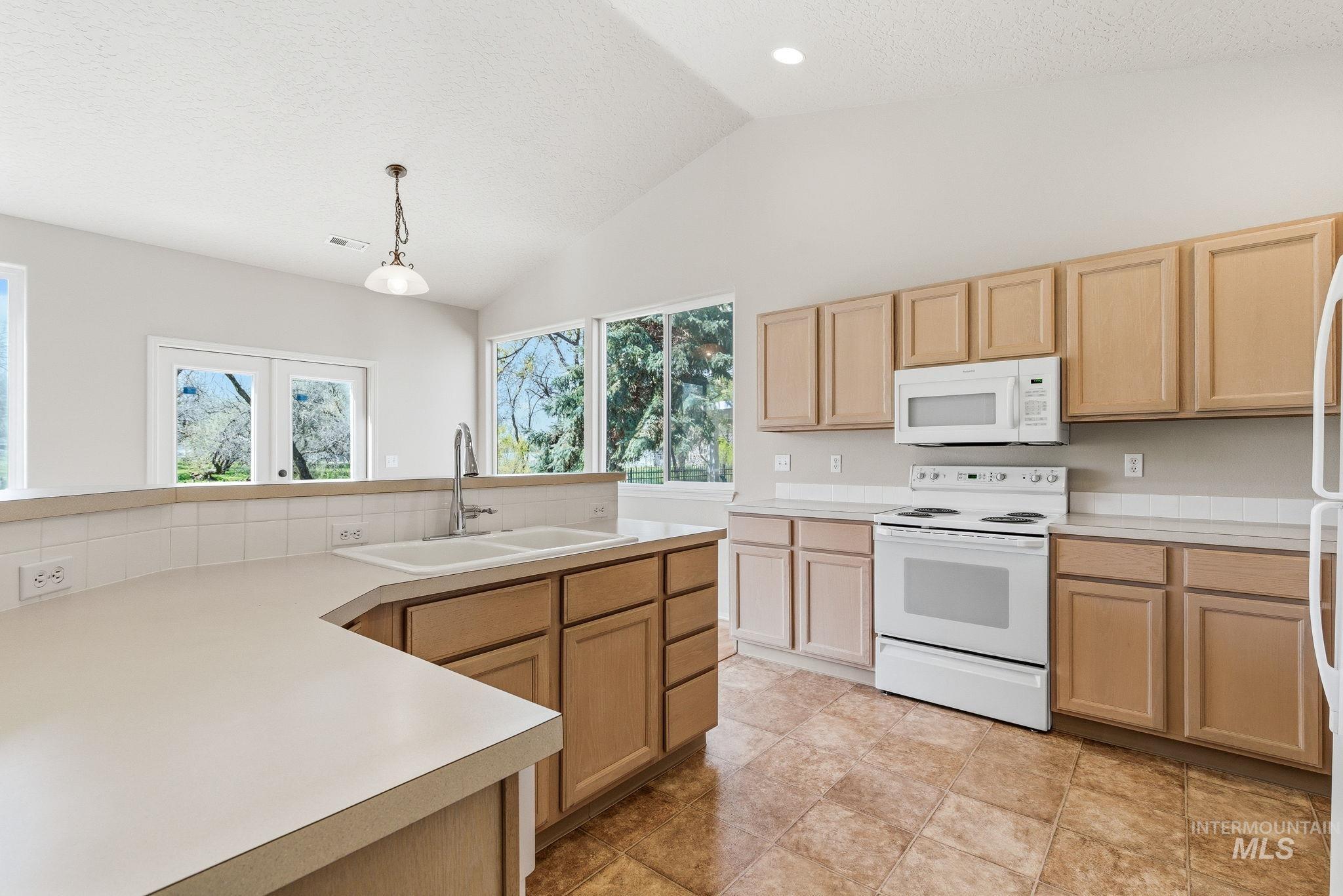 2363 River Oaks Dr., Nampa, Idaho 83686-6413, 2 Bedrooms, 2 Bathrooms, Residential For Sale, Price $399,999, 98982980