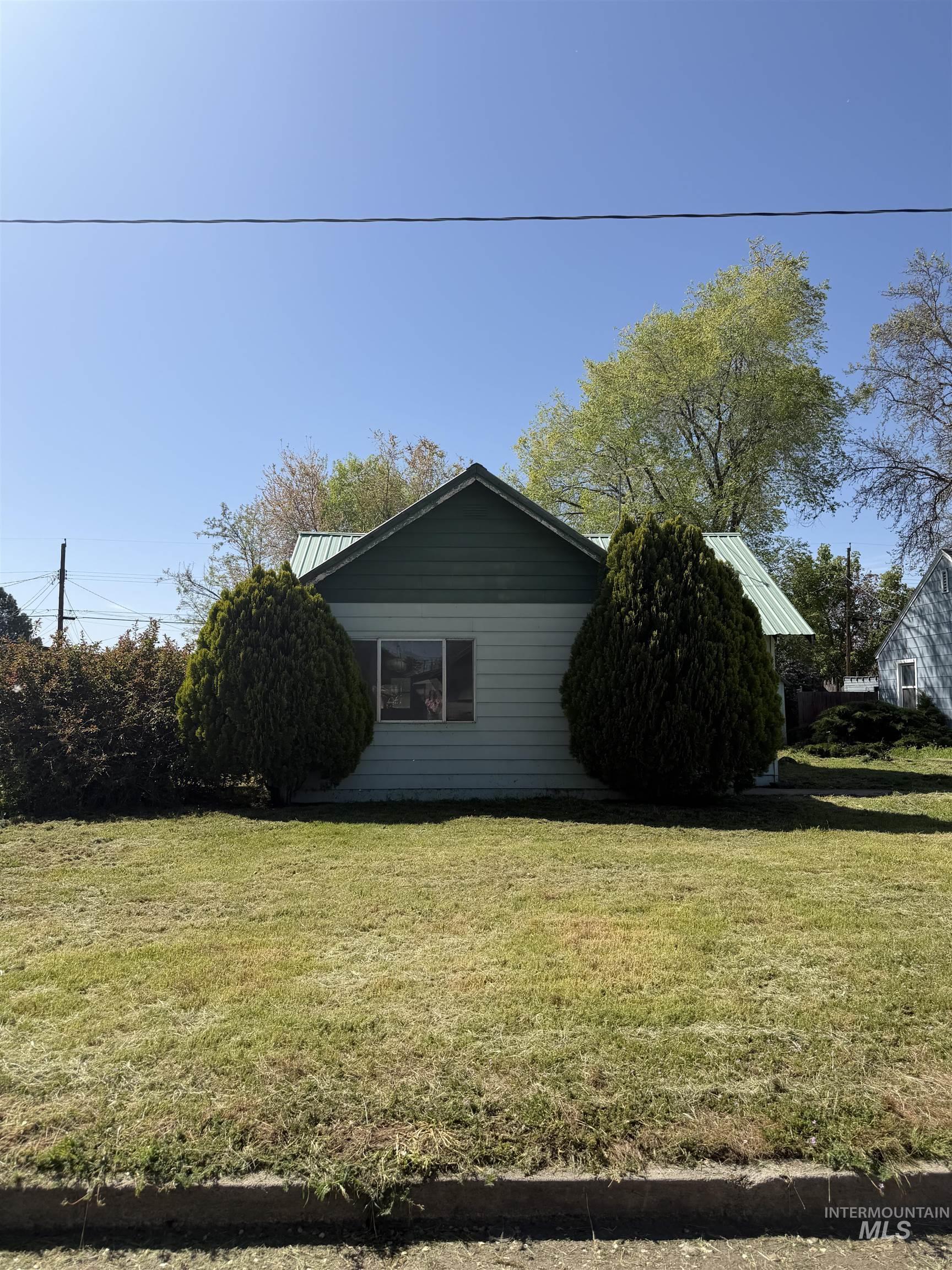 633 E 2nd St, Emmett, Idaho 83617, 2 Bedrooms, 1 Bathroom, Residential For Sale, Price $199,900,MLS 98983008