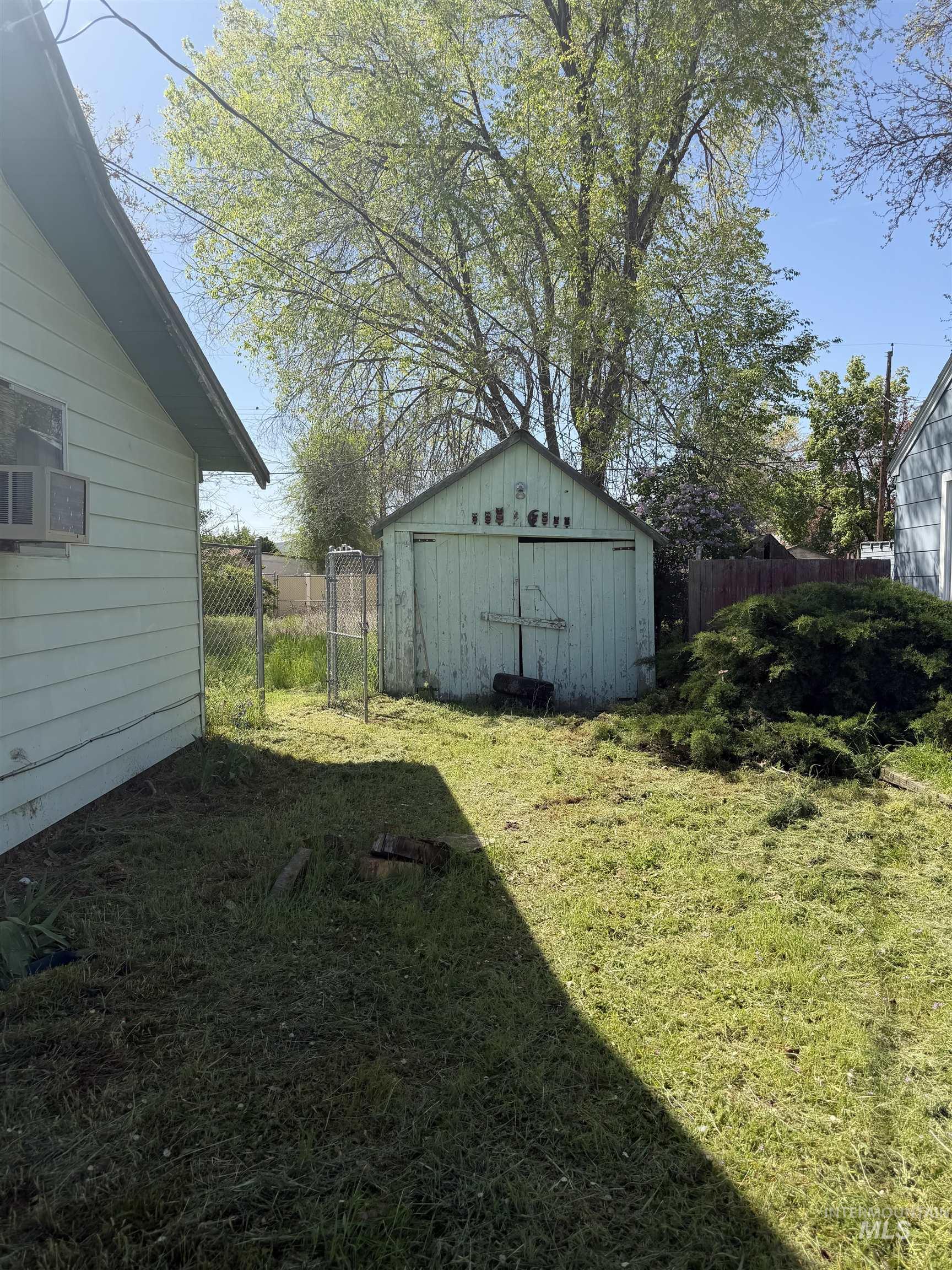 633 E 2nd St, Emmett, Idaho 83617, 2 Bedrooms, 1 Bathroom, Residential For Sale, Price $199,900,MLS 98983008