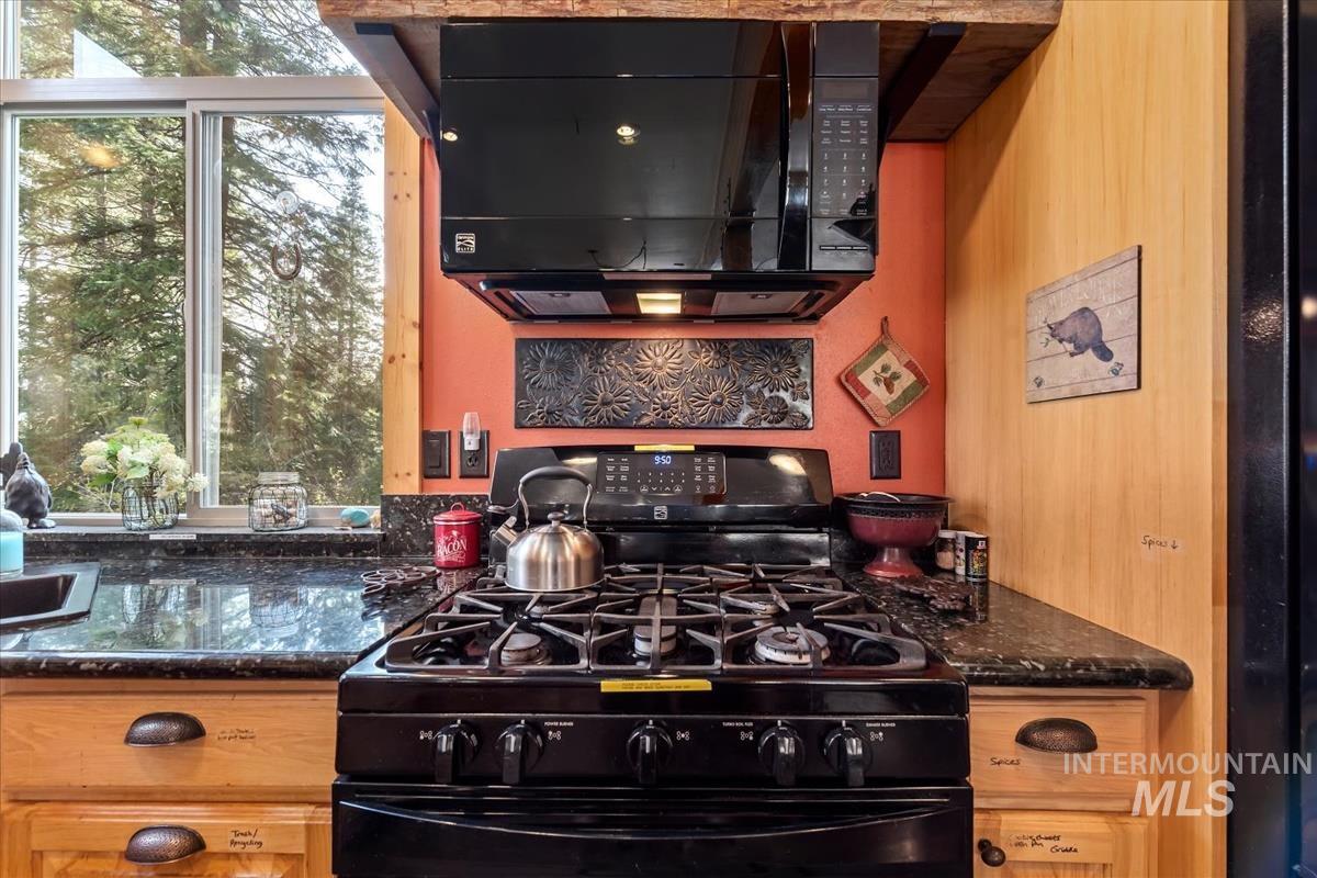 11 Shadow Rd, Garden Valley, Idaho 83622, 3 Bedrooms, 2 Bathrooms, Residential For Sale, Price $559,900,MLS 98983023