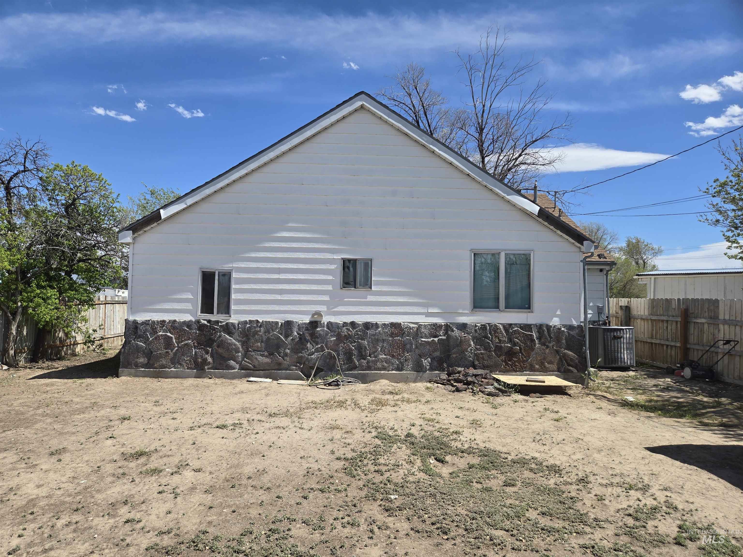 260 Buena Vista St, Twin Falls, Idaho 83301-7807, 3 Bedrooms, 1 Bathroom, Residential For Sale, Price $249,000, 98983024