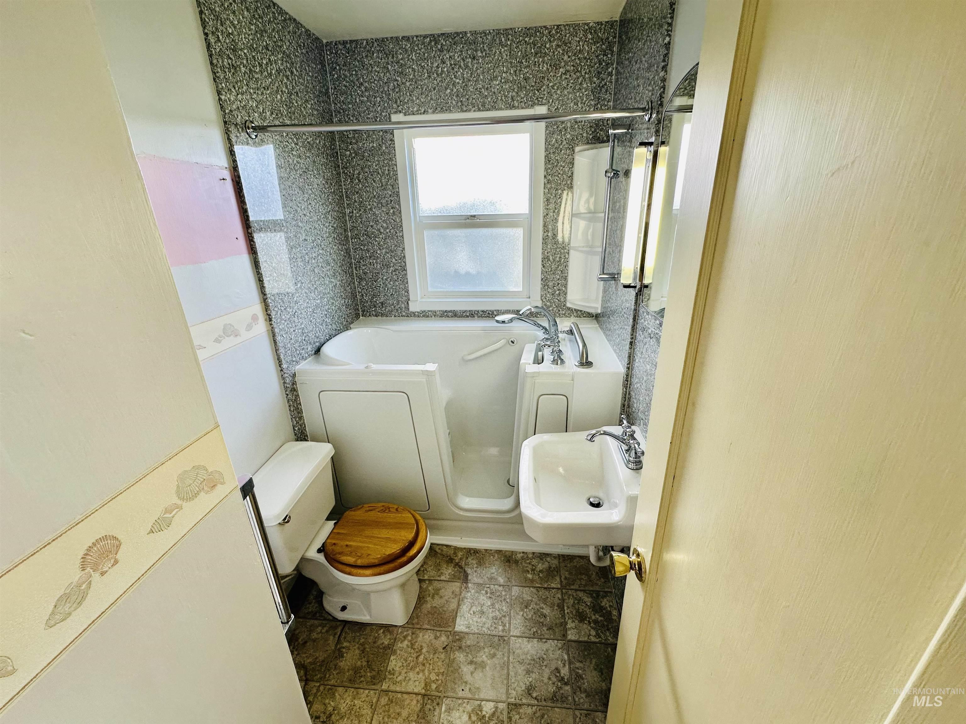 912 SW 5TH ST, Ontario, Oregon 97914, 3 Bedrooms, 2 Bathrooms, Residential For Sale, Price $275,000, 98983026