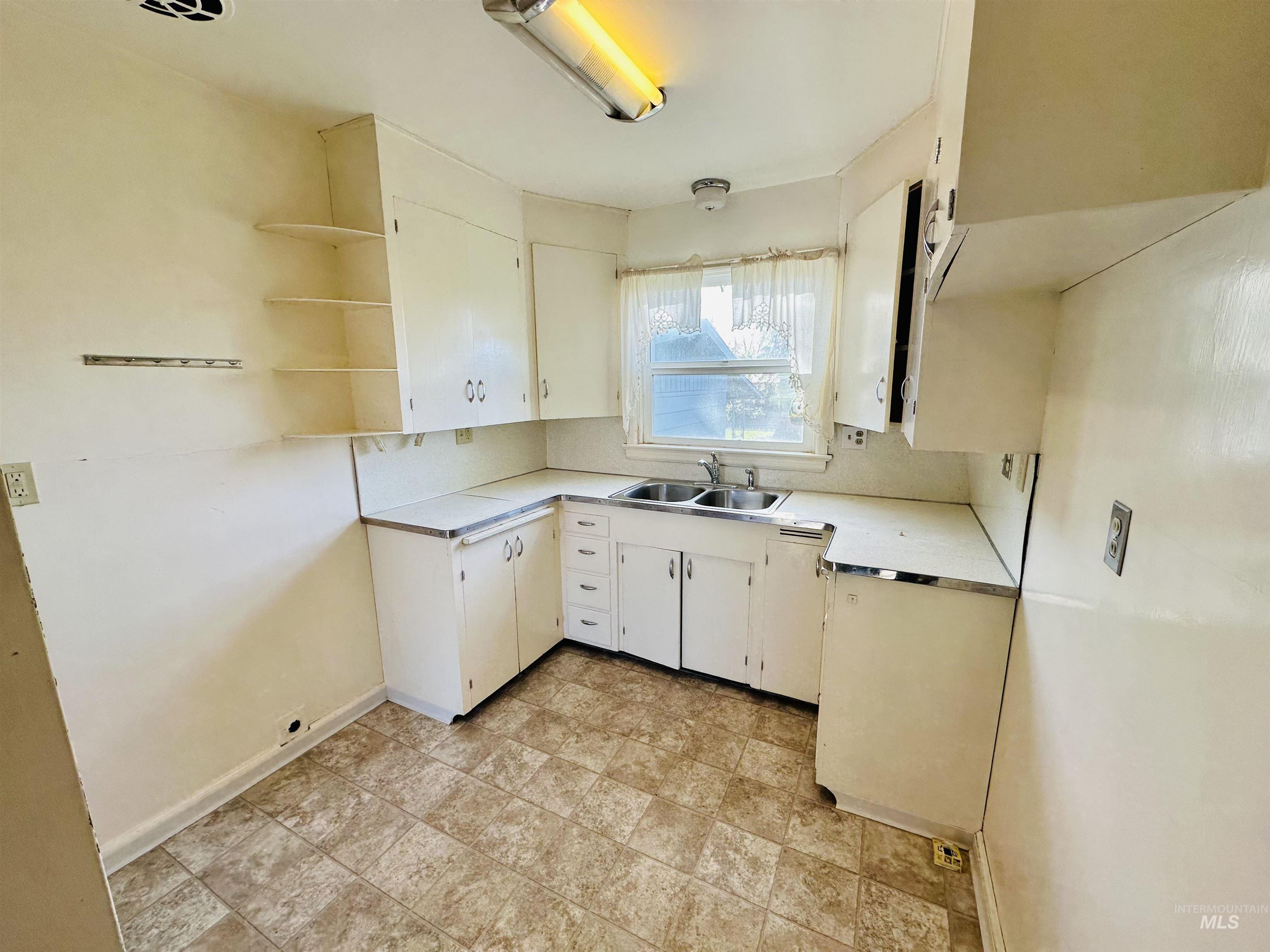 912 SW 5TH ST, Ontario, Oregon 97914, 3 Bedrooms, 2 Bathrooms, Residential For Sale, Price $275,000, 98983026