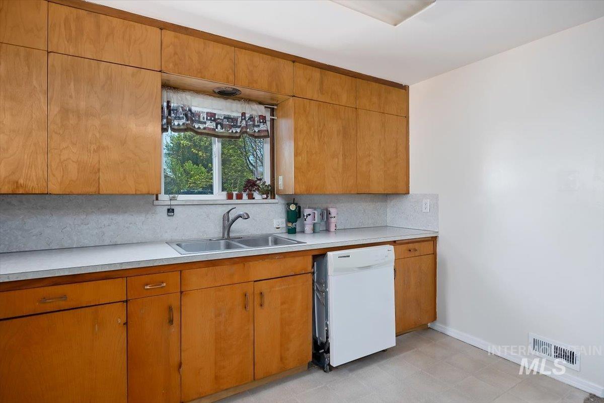 931 Robertson St, Buhl, Idaho 83316, 3 Bedrooms, 2 Bathrooms, Residential For Sale, Price $410,000,MLS 98983035