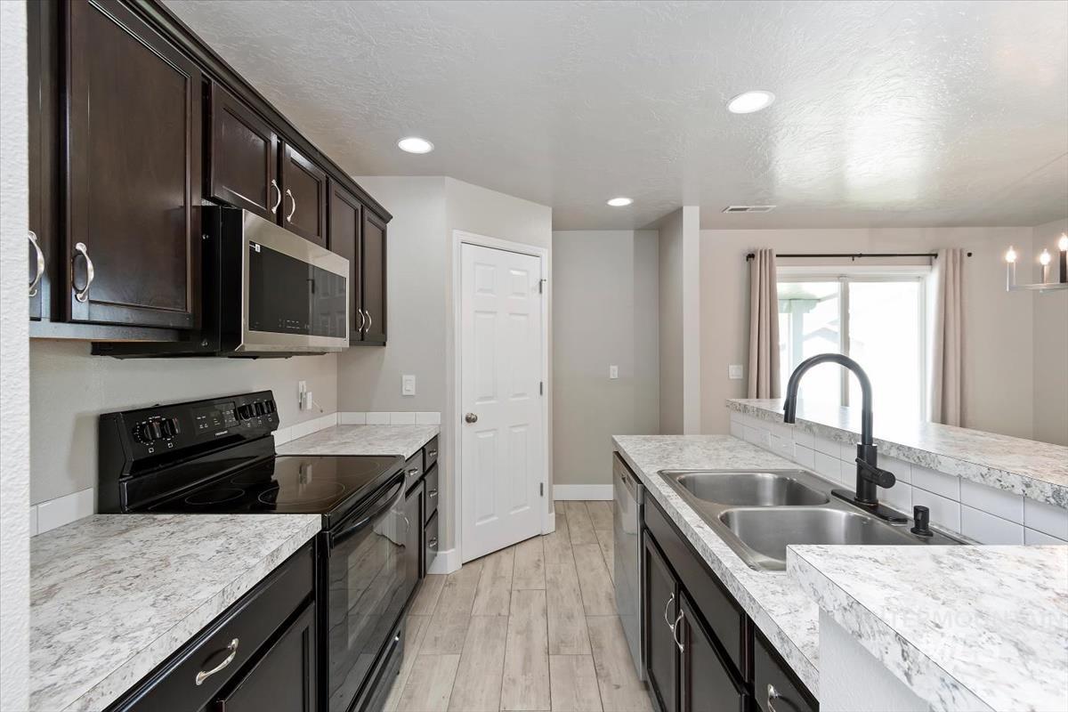 4323 Bainbridge St, Caldwell, Idaho 83607-4510, 3 Bedrooms, 2 Bathrooms, Residential For Sale, Price $420,000,MLS 98983050