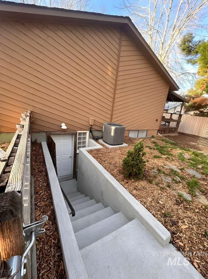 5541 N Samson Ave, Boise, Idaho 83704, 4 Bedrooms, 4 Bathrooms, Residential For Sale, Price $612,000,MLS 98983058