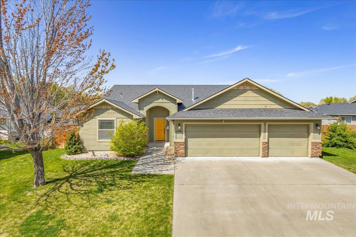 1061 SW Independence, Mountain Home, Idaho 83647, 3 Bedrooms, 2 Bathrooms, Residential For Sale, Price $387,000,MLS 98983060