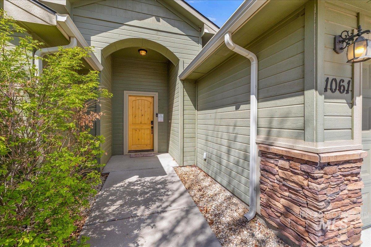 1061 SW Independence, Mountain Home, Idaho 83647, 3 Bedrooms, 2 Bathrooms, Residential For Sale, Price $387,000,MLS 98983060