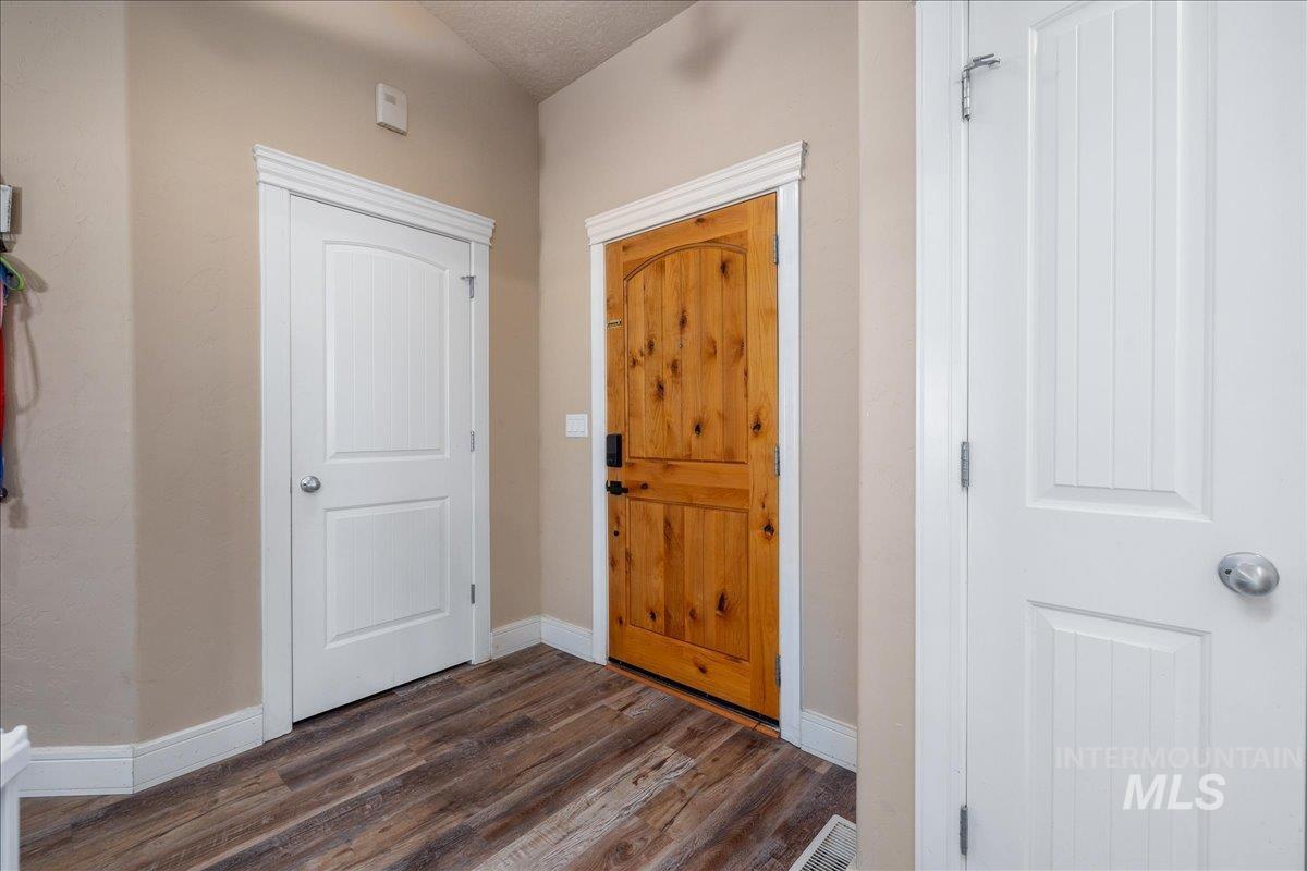 1061 SW Independence, Mountain Home, Idaho 83647, 3 Bedrooms, 2 Bathrooms, Residential For Sale, Price $387,000,MLS 98983060