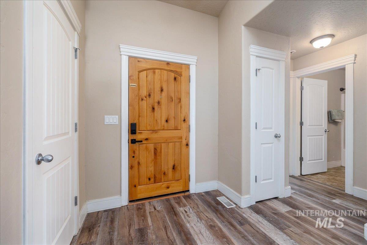 1061 SW Independence, Mountain Home, Idaho 83647, 3 Bedrooms, 2 Bathrooms, Residential For Sale, Price $387,000,MLS 98983060