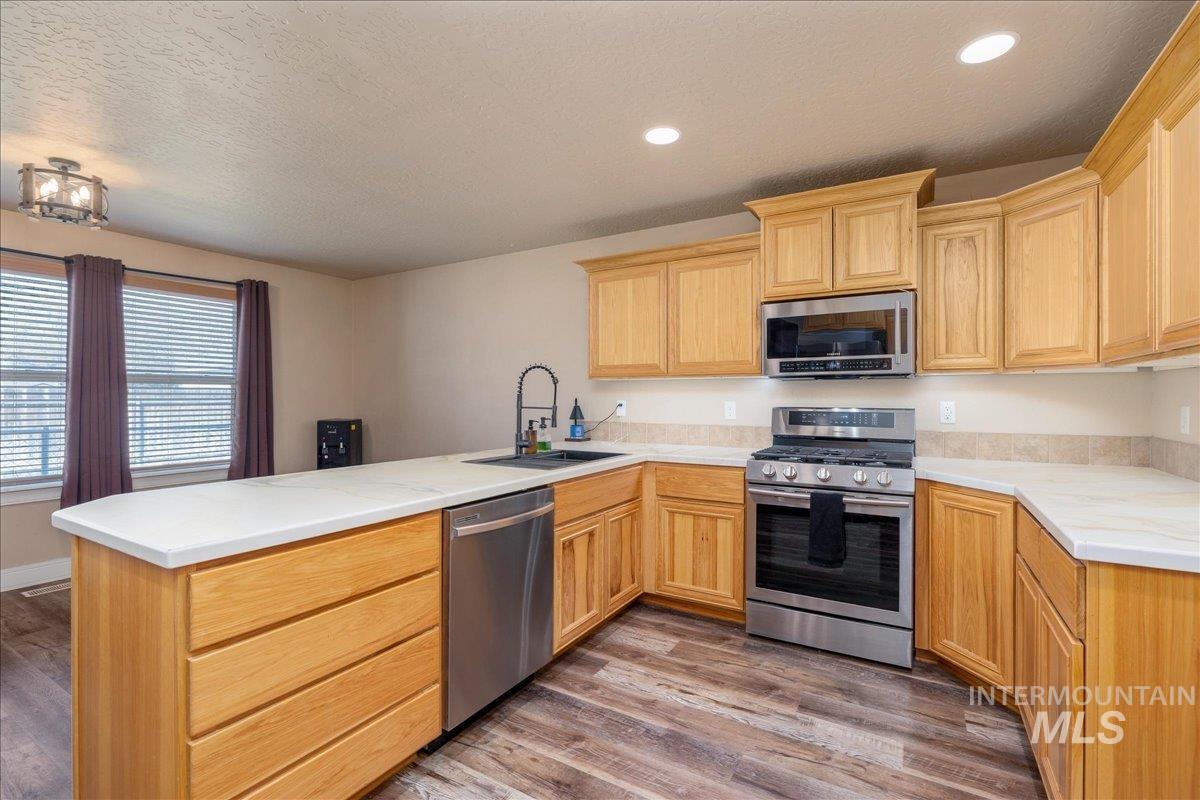 1061 SW Independence, Mountain Home, Idaho 83647, 3 Bedrooms, 2 Bathrooms, Residential For Sale, Price $387,000,MLS 98983060