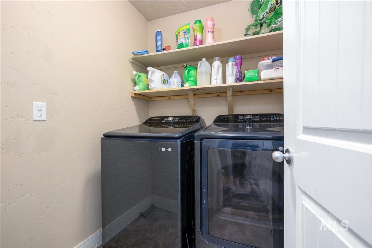 1061 SW Independence, Mountain Home, Idaho 83647, 3 Bedrooms, 2 Bathrooms, Residential For Sale, Price $387,000,MLS 98983060