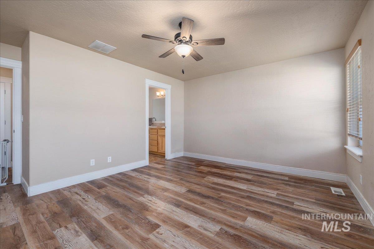 1061 SW Independence, Mountain Home, Idaho 83647, 3 Bedrooms, 2 Bathrooms, Residential For Sale, Price $387,000,MLS 98983060