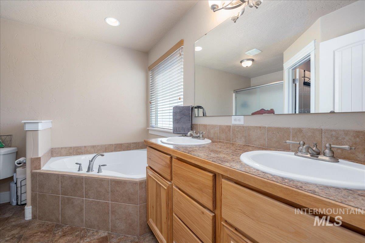 1061 SW Independence, Mountain Home, Idaho 83647, 3 Bedrooms, 2 Bathrooms, Residential For Sale, Price $387,000,MLS 98983060