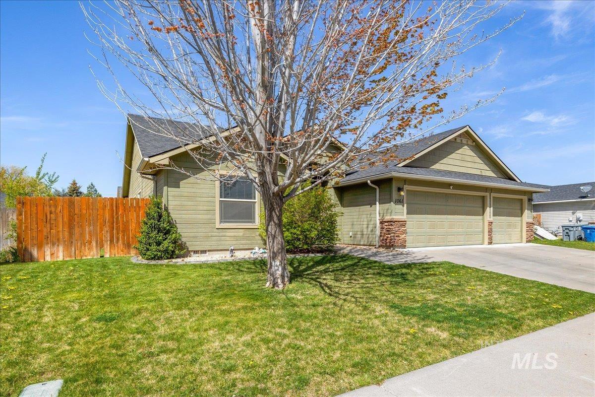 1061 SW Independence, Mountain Home, Idaho 83647, 3 Bedrooms, 2 Bathrooms, Residential For Sale, Price $387,000,MLS 98983060