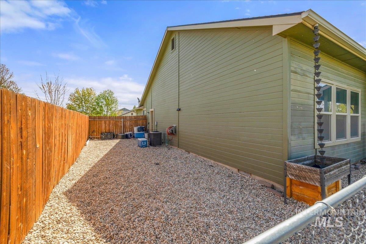 1061 SW Independence, Mountain Home, Idaho 83647, 3 Bedrooms, 2 Bathrooms, Residential For Sale, Price $387,000,MLS 98983060