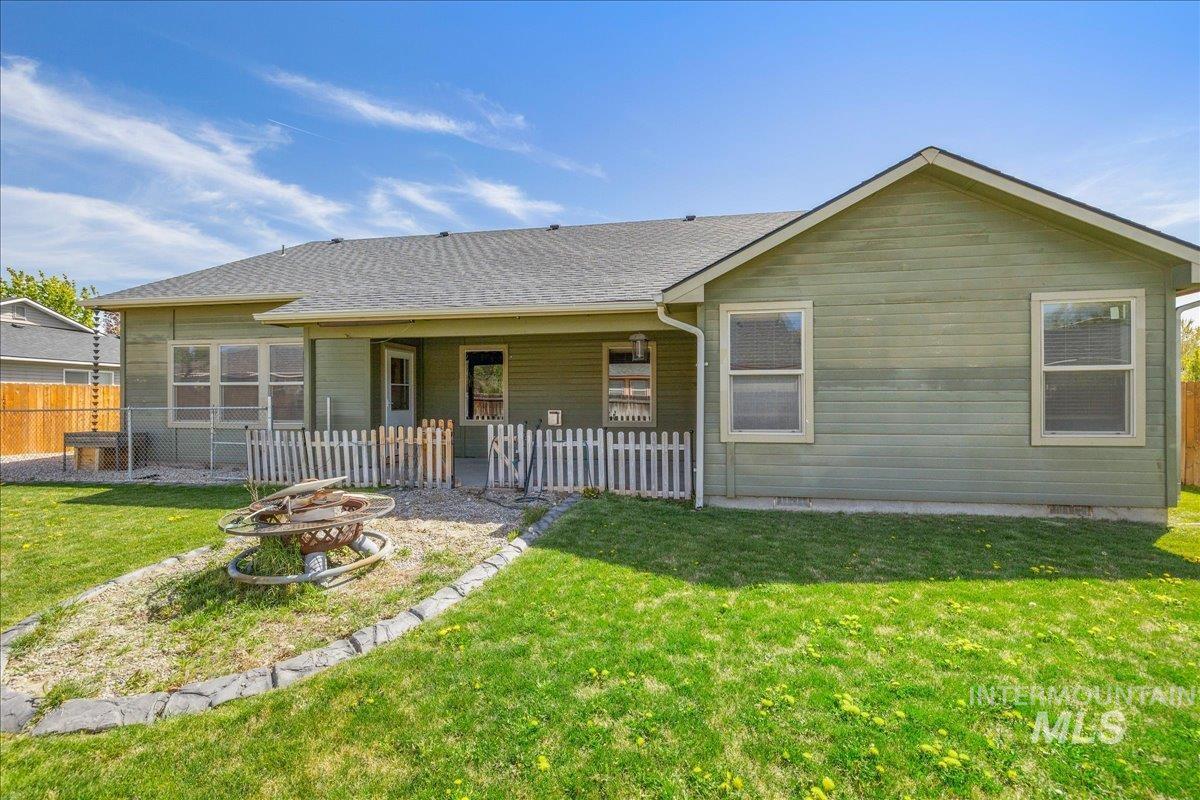 1061 SW Independence, Mountain Home, Idaho 83647, 3 Bedrooms, 2 Bathrooms, Residential For Sale, Price $387,000,MLS 98983060