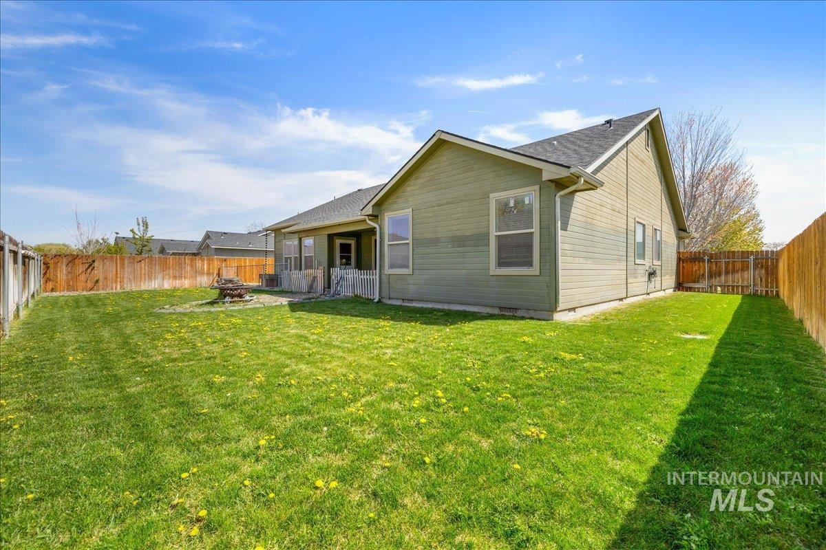 1061 SW Independence, Mountain Home, Idaho 83647, 3 Bedrooms, 2 Bathrooms, Residential For Sale, Price $387,000,MLS 98983060