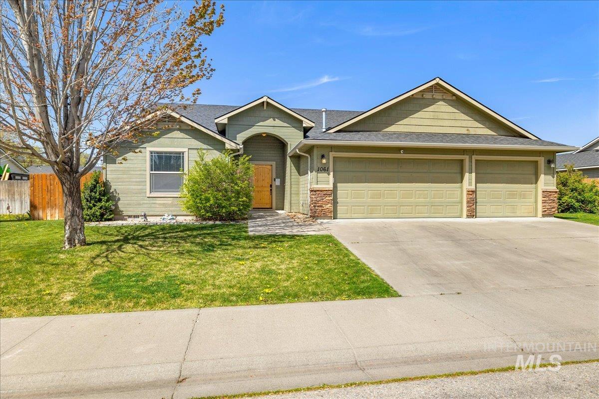 1061 SW Independence, Mountain Home, Idaho 83647, 3 Bedrooms, 2 Bathrooms, Residential For Sale, Price $387,000,MLS 98983060