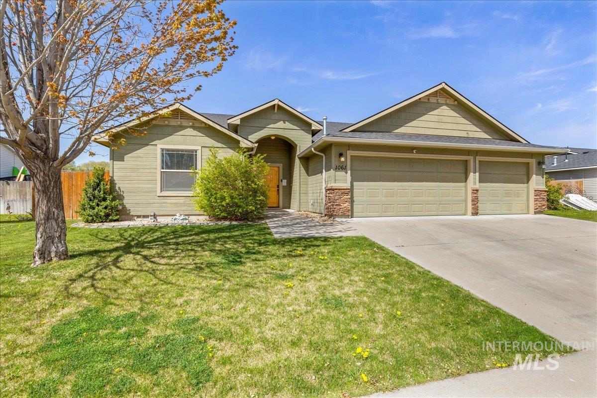 1061 SW Independence, Mountain Home, Idaho 83647, 3 Bedrooms, 2 Bathrooms, Residential For Sale, Price $387,000,MLS 98983060