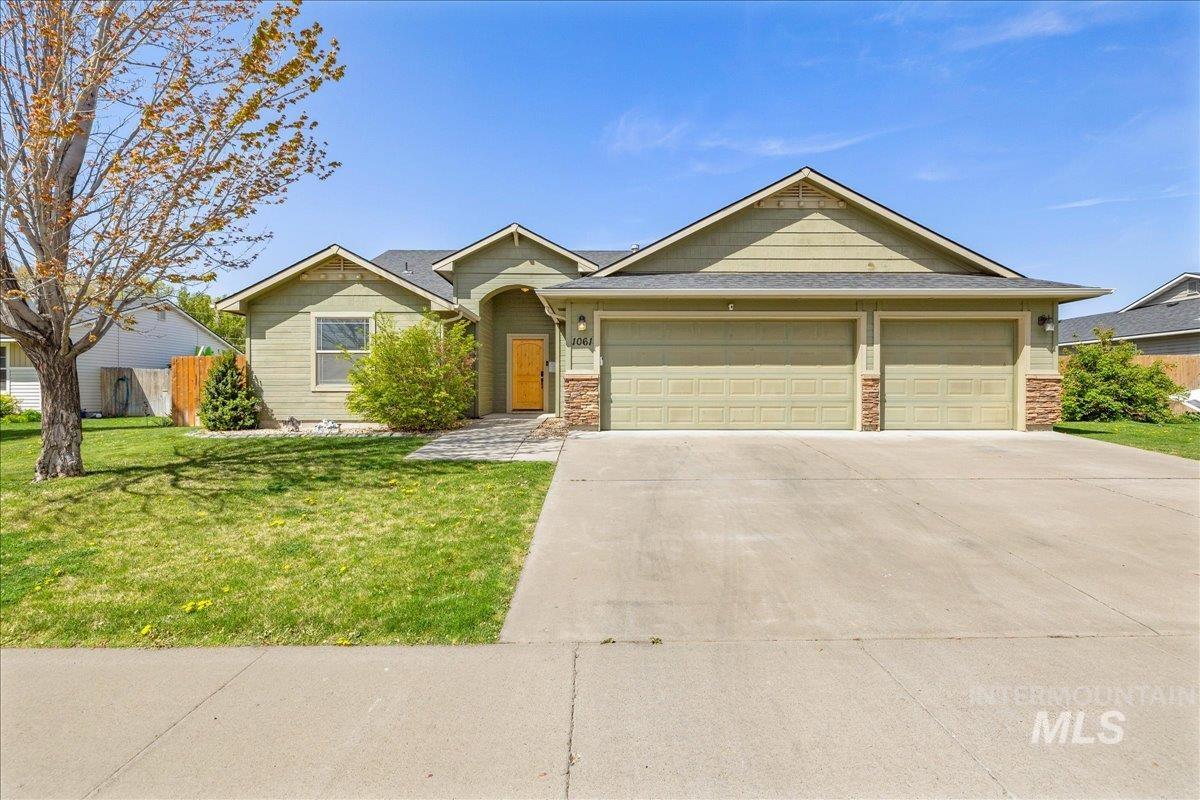 1061 SW Independence, Mountain Home, Idaho 83647, 3 Bedrooms, 2 Bathrooms, Residential For Sale, Price $387,000,MLS 98983060