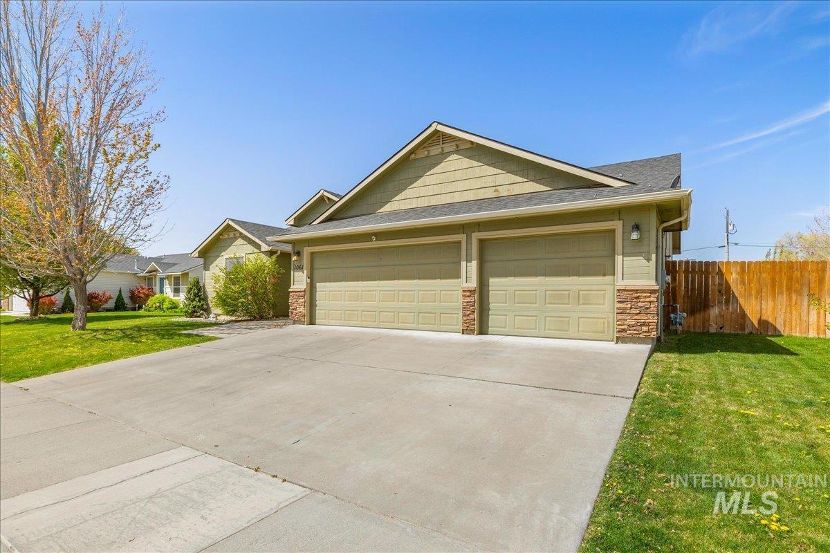 1061 SW Independence, Mountain Home, Idaho 83647, 3 Bedrooms, 2 Bathrooms, Residential For Sale, Price $387,000,MLS 98983060