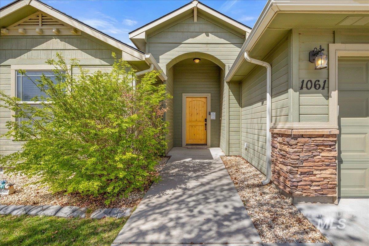 1061 SW Independence, Mountain Home, Idaho 83647, 3 Bedrooms, 2 Bathrooms, Residential For Sale, Price $387,000,MLS 98983060