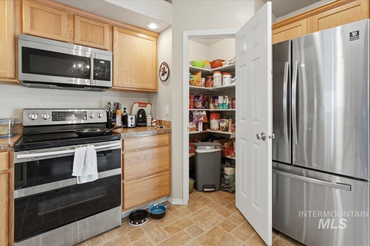 2714 Colfax Dr, Caldwell, Idaho 83607, 4 Bedrooms, 2.5 Bathrooms, Residential For Sale, Price $399,900,MLS 98983070