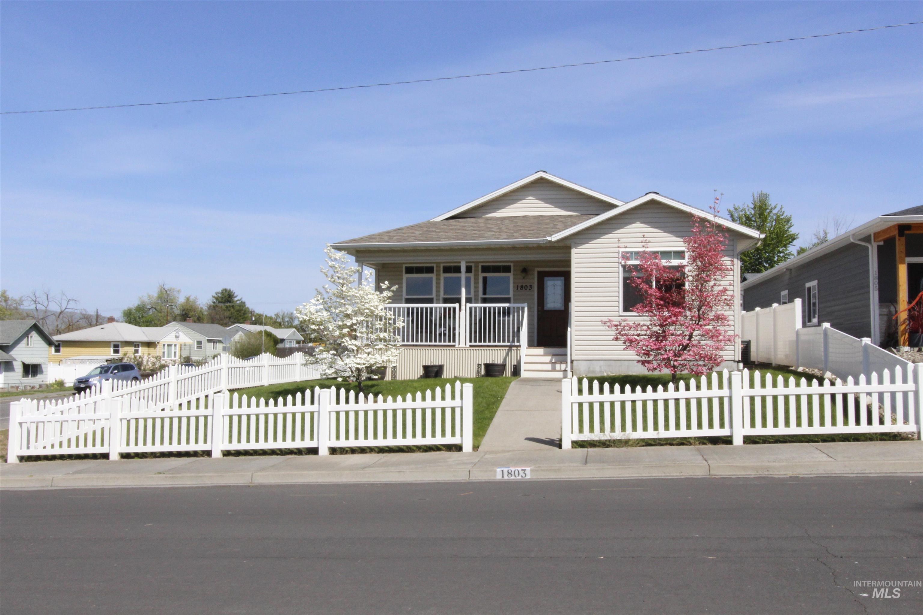1803 16th St, Lewiston, Idaho 83501, 2 Bedrooms, 2 Bathrooms, Residential For Sale, Price $325,000,MLS 98983075