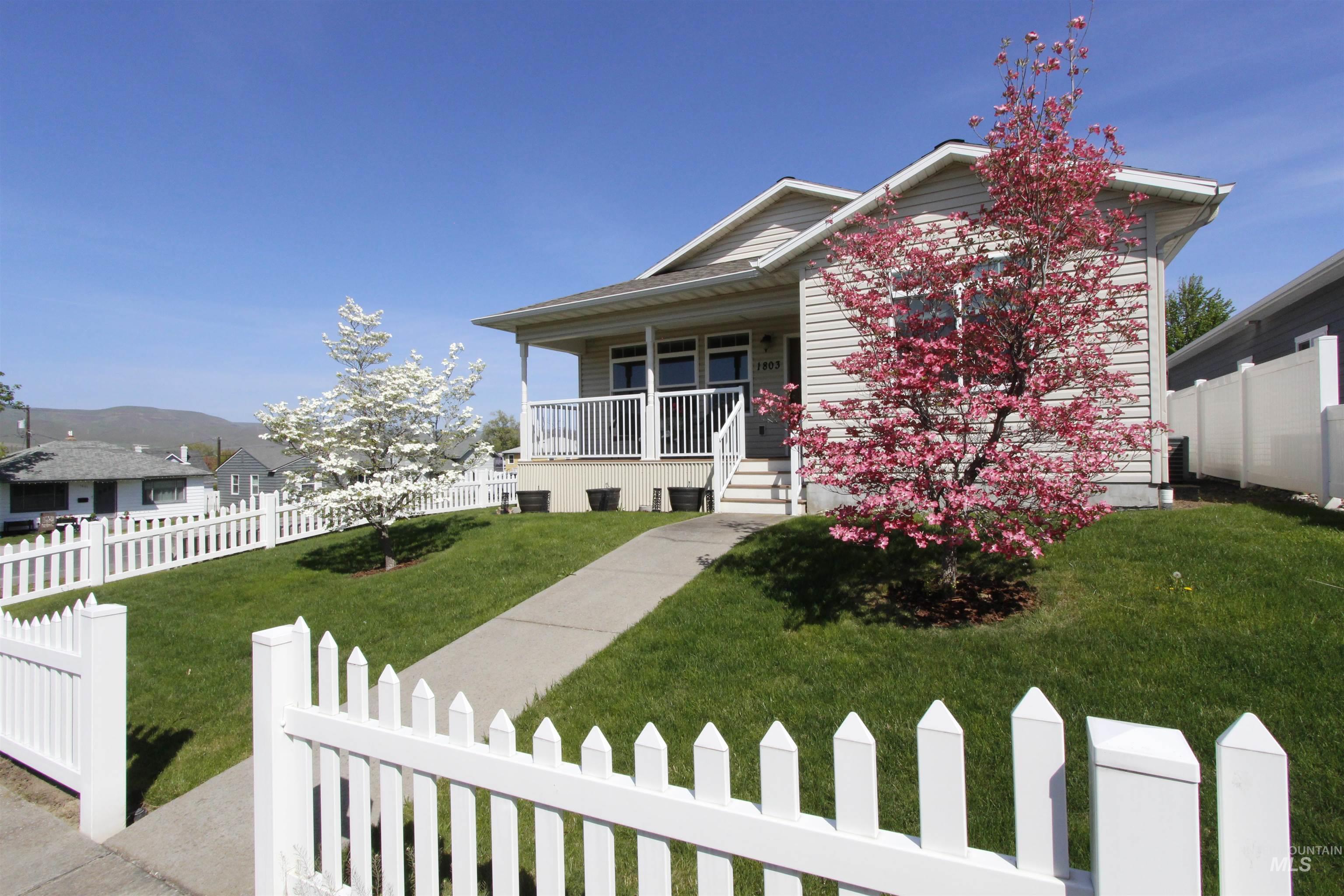 1803 16th St, Lewiston, Idaho 83501, 2 Bedrooms, 2 Bathrooms, Residential For Sale, Price $325,000,MLS 98983075