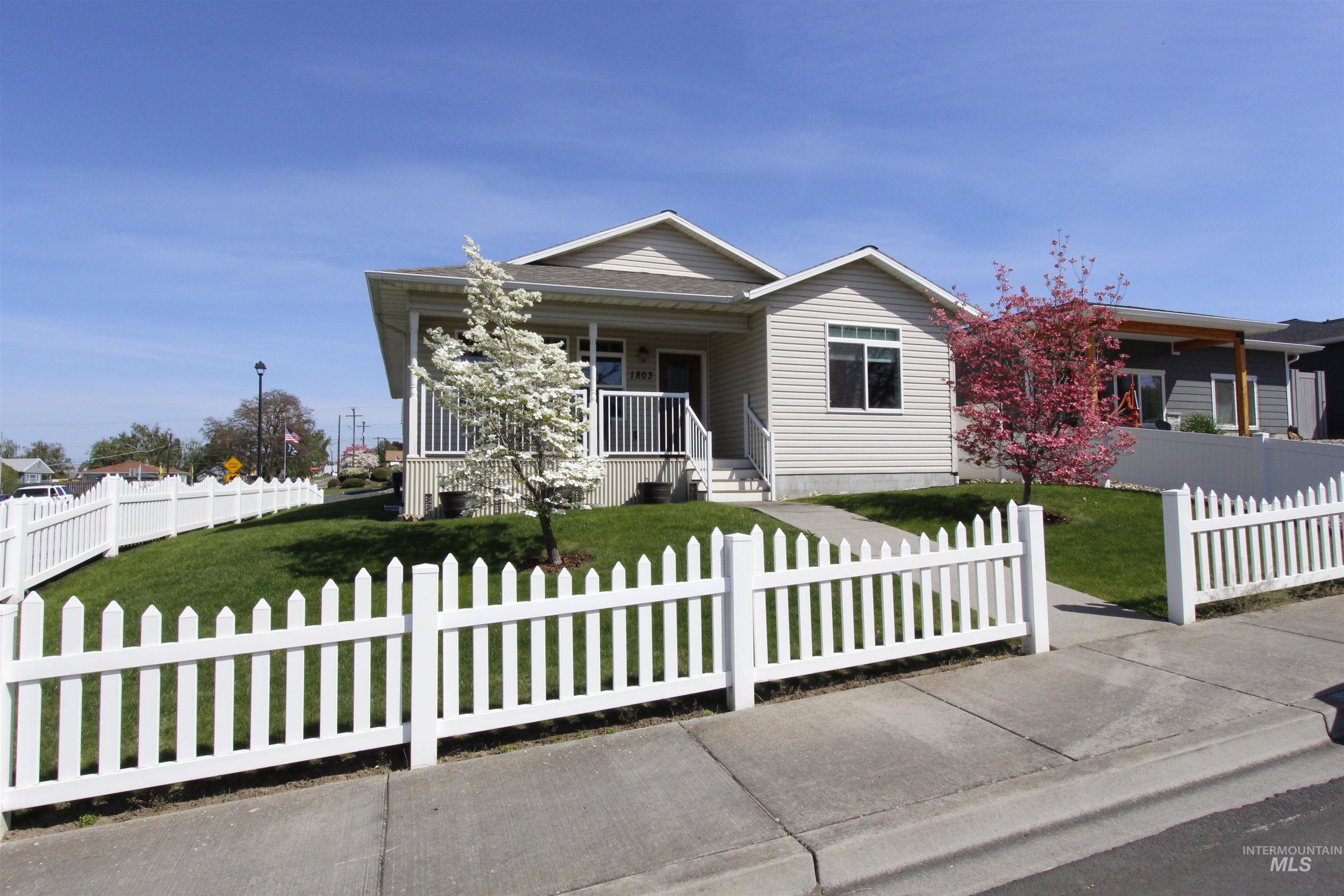 1803 16th St, Lewiston, Idaho 83501, 2 Bedrooms, 2 Bathrooms, Residential For Sale, Price $325,000,MLS 98983075