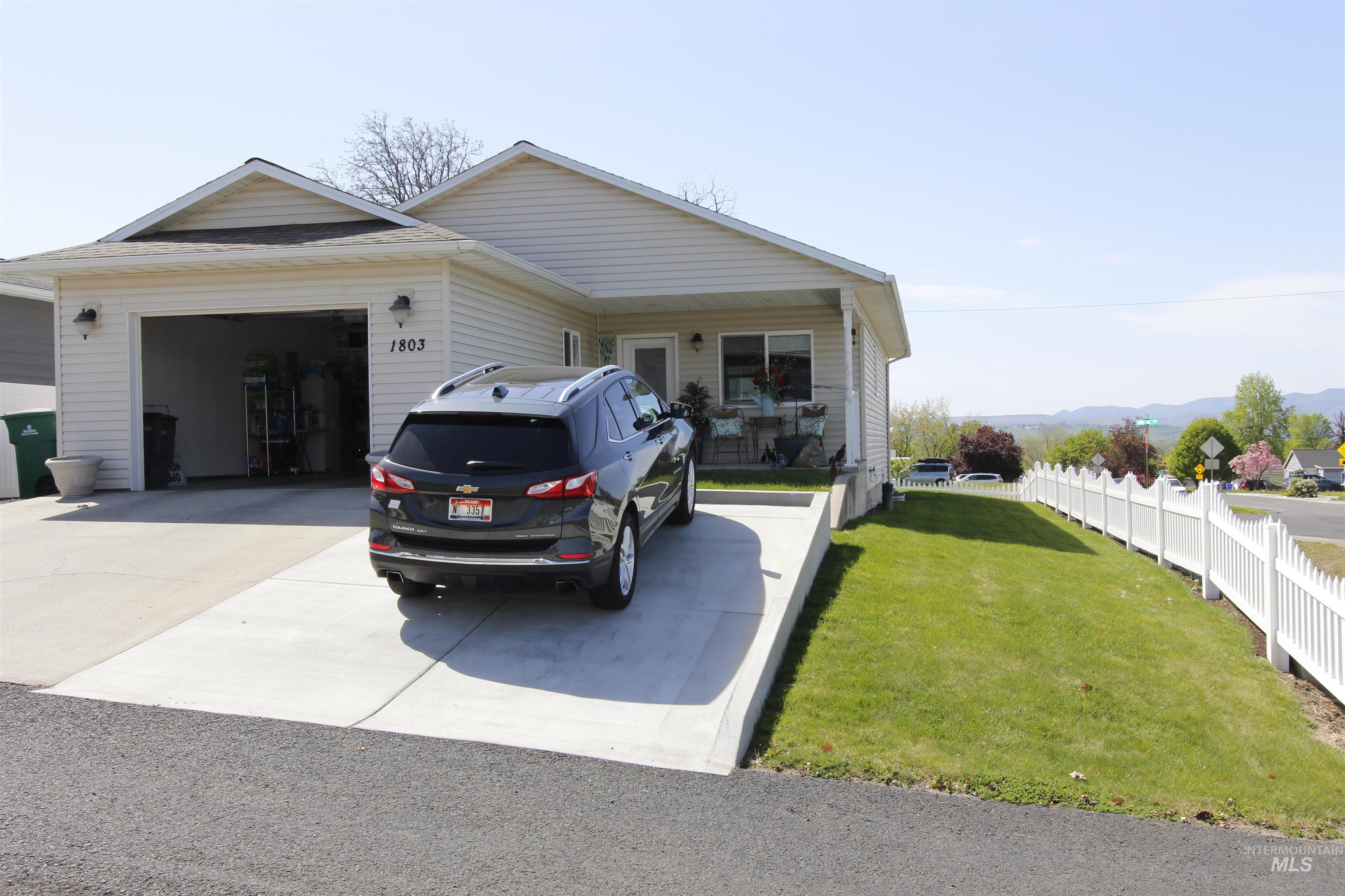 1803 16th St, Lewiston, Idaho 83501, 2 Bedrooms, 2 Bathrooms, Residential For Sale, Price $325,000,MLS 98983075