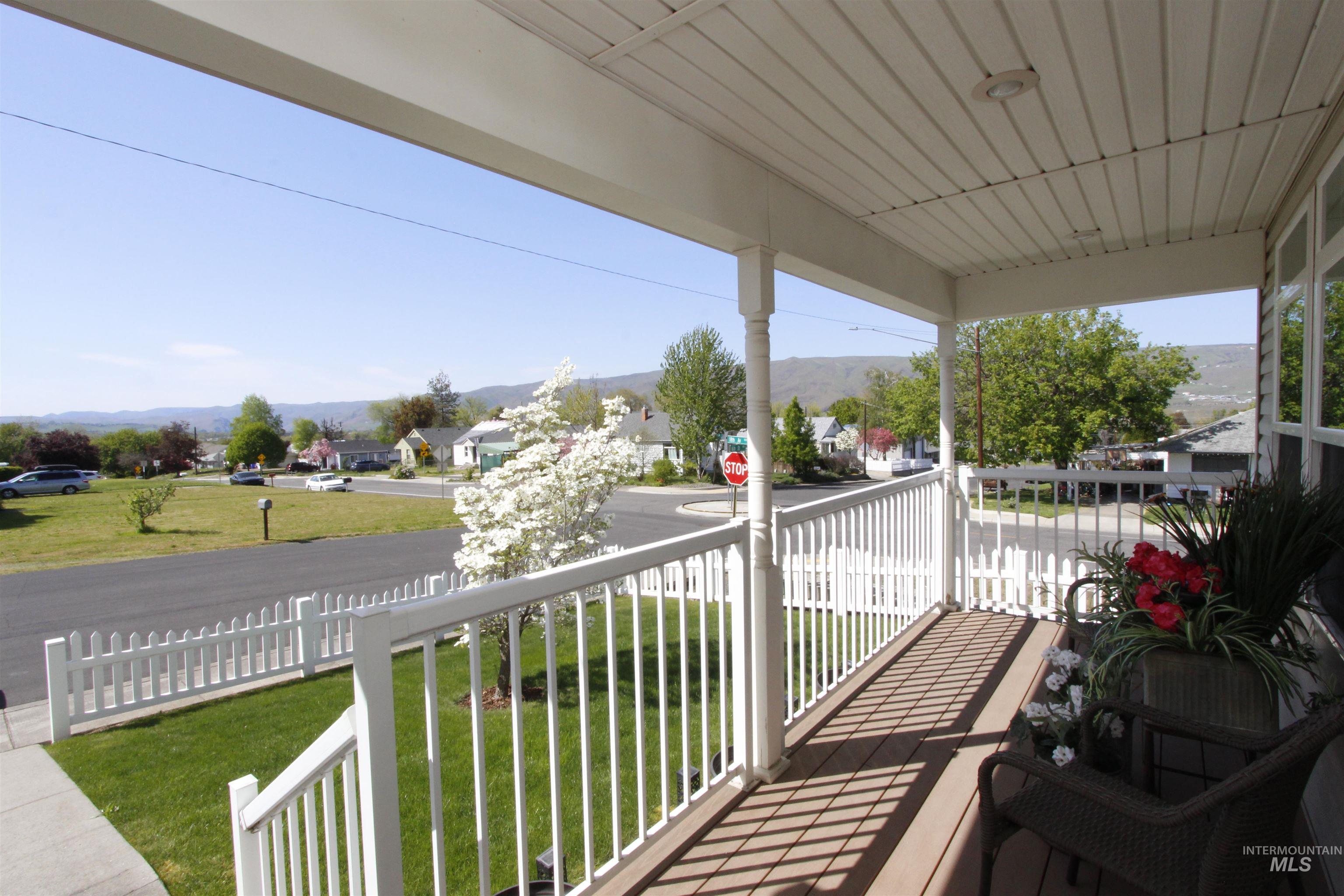 1803 16th St, Lewiston, Idaho 83501, 2 Bedrooms, 2 Bathrooms, Residential For Sale, Price $325,000,MLS 98983075