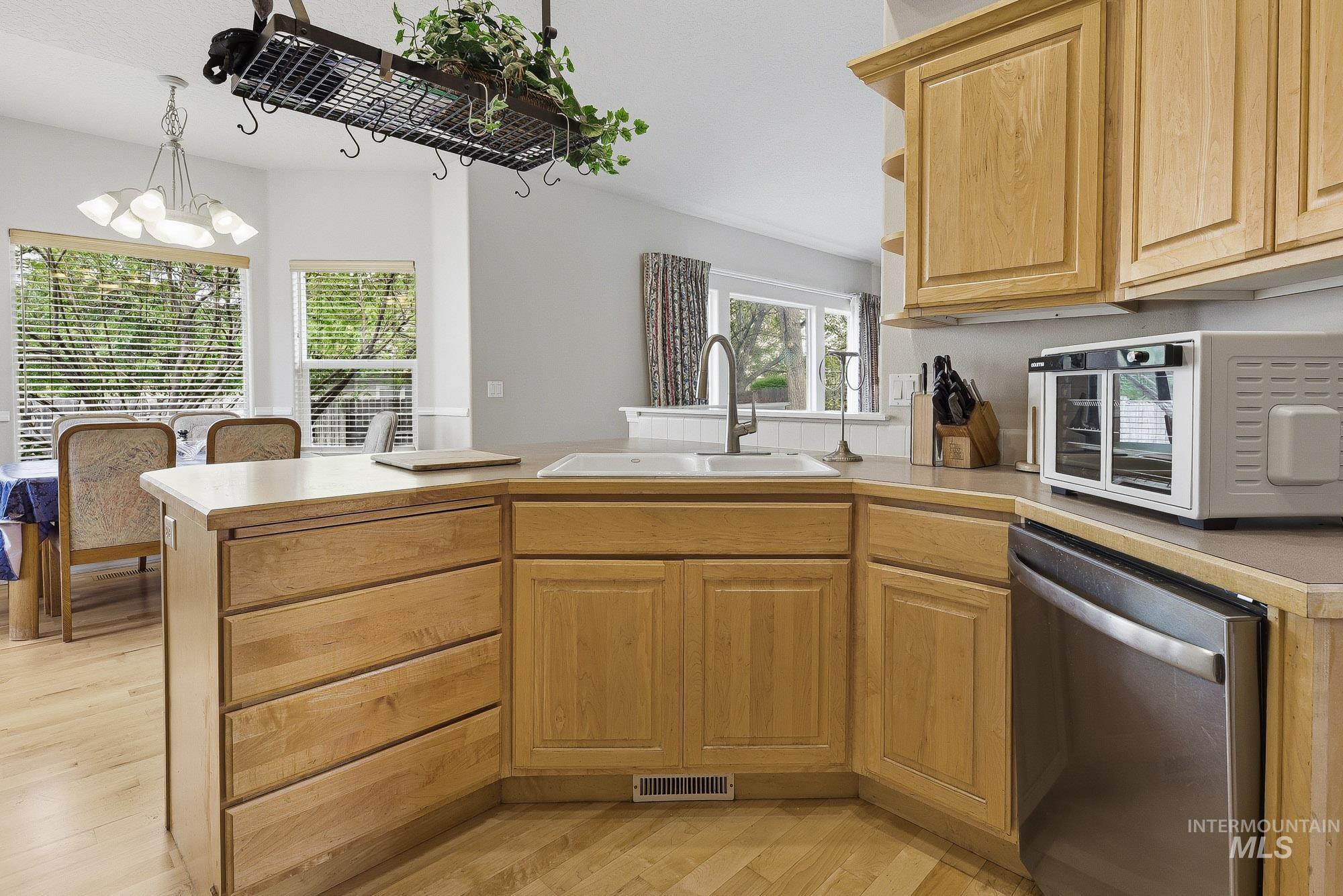 3043 S Slate Creek Way, Meridian, Idaho 83642, 5 Bedrooms, 3 Bathrooms, Residential For Sale, Price $634,900, 98983090