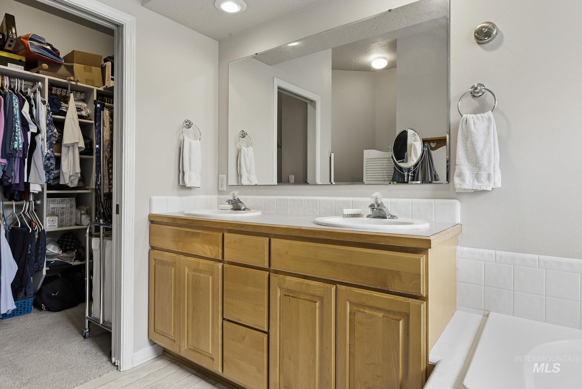 3043 S Slate Creek Way, Meridian, Idaho 83642, 5 Bedrooms, 3 Bathrooms, Residential For Sale, Price $634,900, 98983090