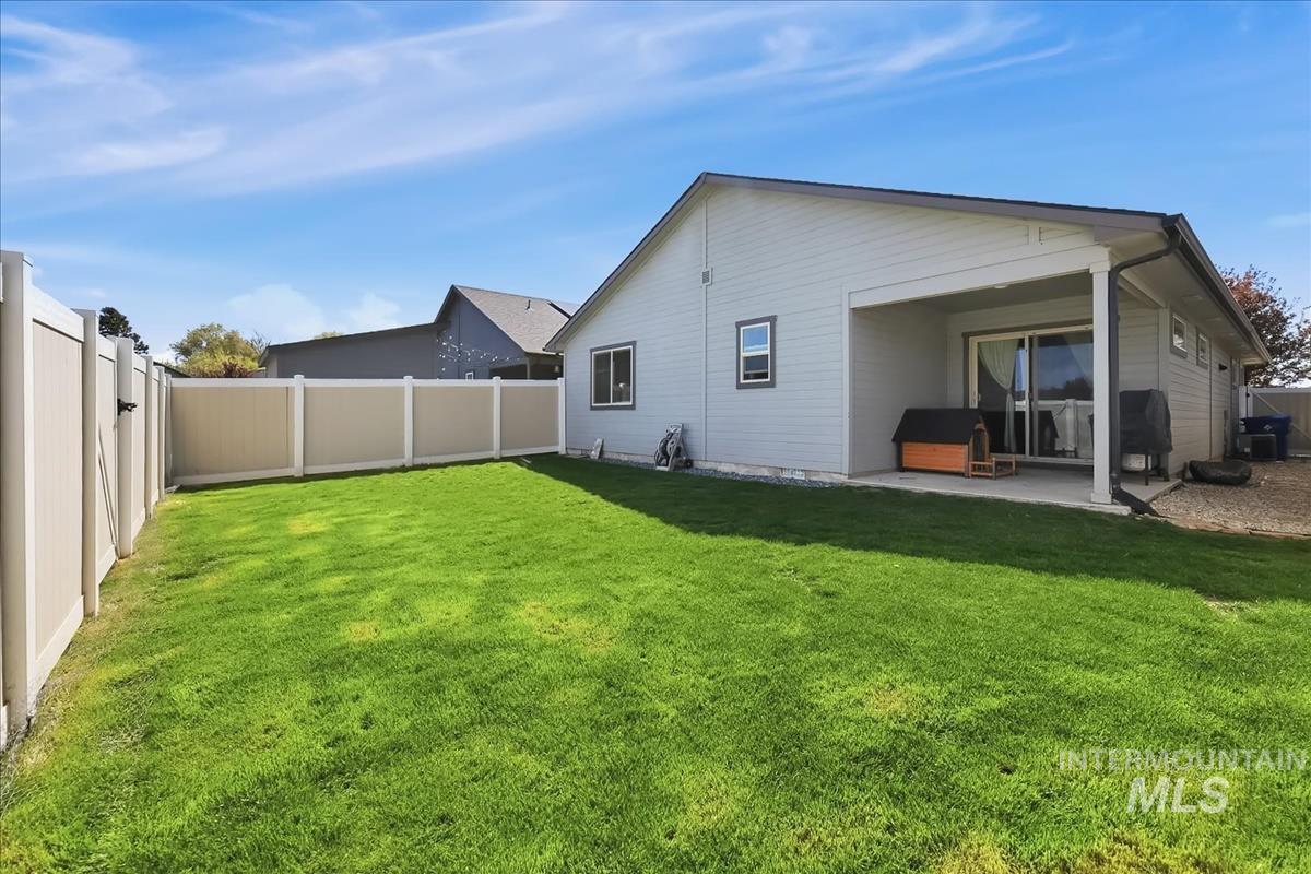 307 Crimson Circle South, Fruitland, Idaho 83619, 3 Bedrooms, 2 Bathrooms, Residential For Sale, Price $340,000,MLS 98983115