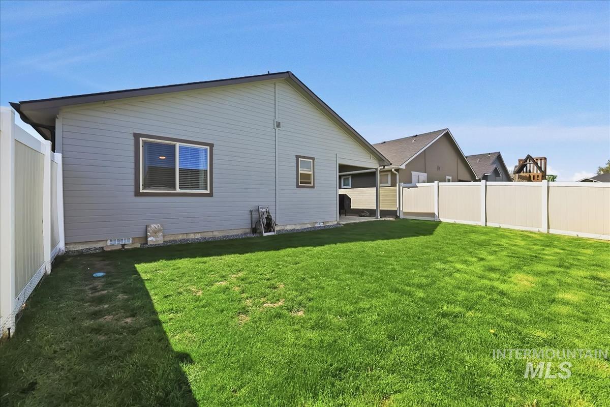 307 Crimson Circle South, Fruitland, Idaho 83619, 3 Bedrooms, 2 Bathrooms, Residential For Sale, Price $340,000,MLS 98983115