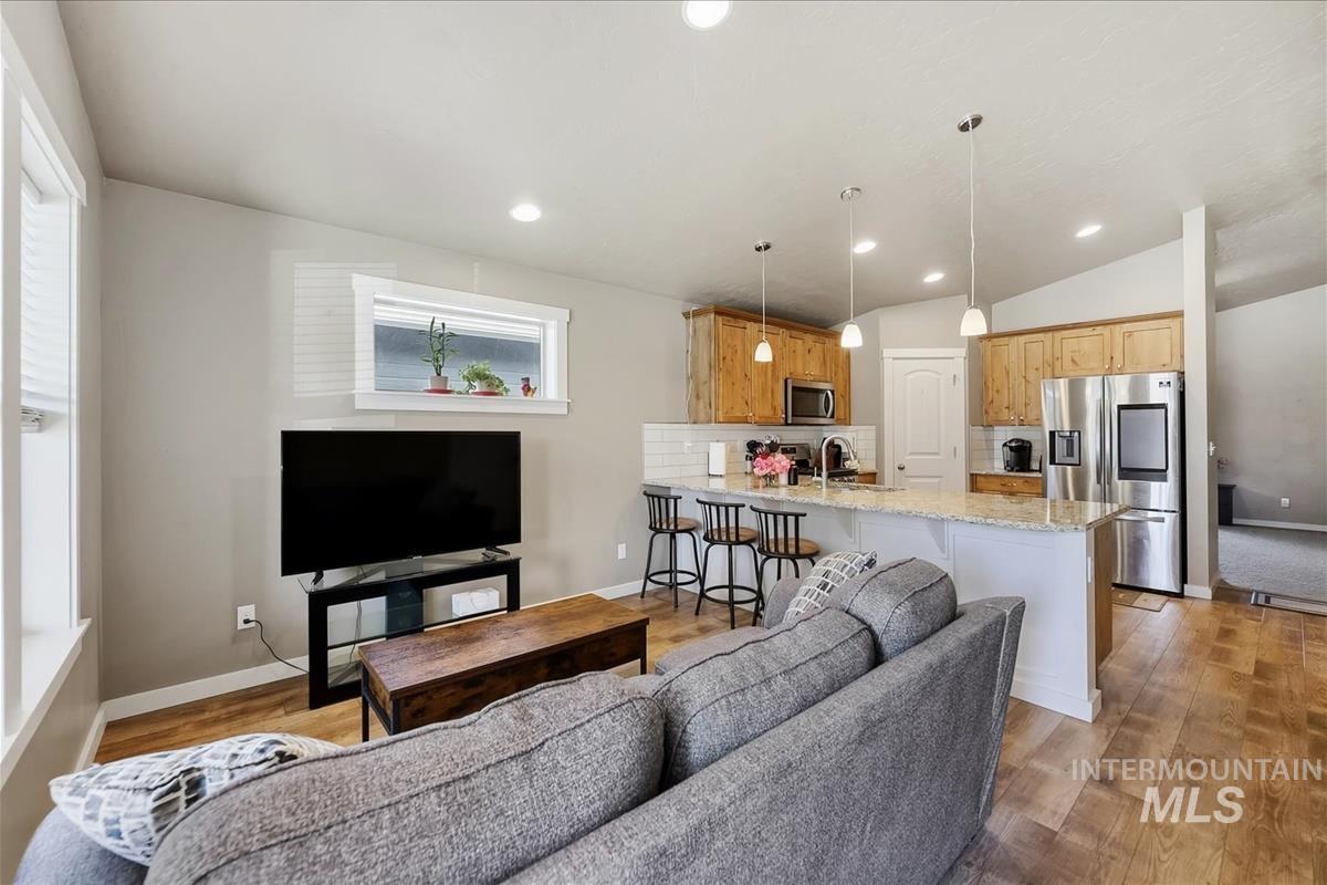 307 Crimson Circle South, Fruitland, Idaho 83619, 3 Bedrooms, 2 Bathrooms, Residential For Sale, Price $340,000,MLS 98983115