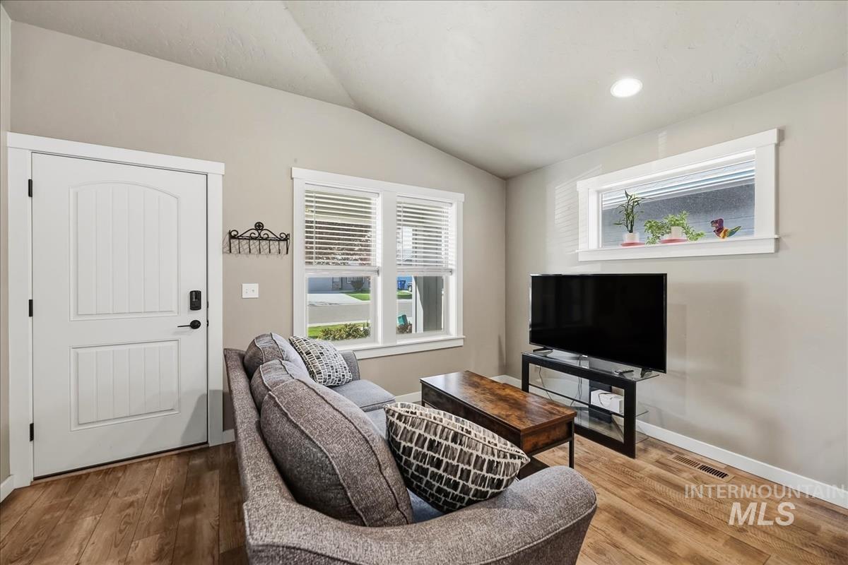 307 Crimson Circle South, Fruitland, Idaho 83619, 3 Bedrooms, 2 Bathrooms, Residential For Sale, Price $340,000,MLS 98983115