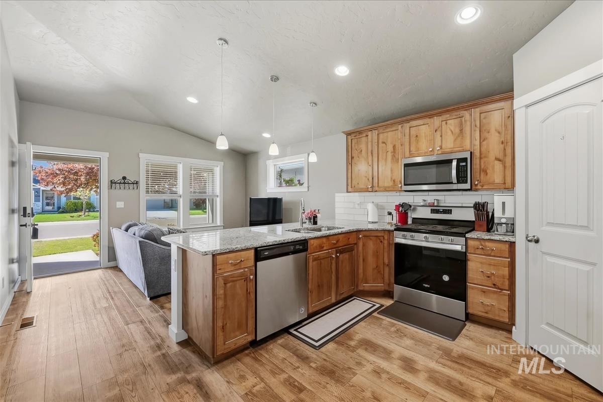 307 Crimson Circle South, Fruitland, Idaho 83619, 3 Bedrooms, 2 Bathrooms, Residential For Sale, Price $340,000,MLS 98983115