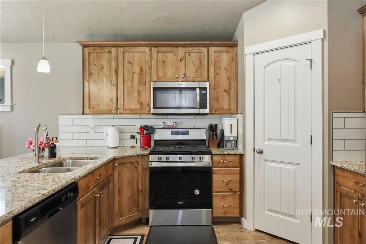 307 Crimson Circle South, Fruitland, Idaho 83619, 3 Bedrooms, 2 Bathrooms, Residential For Sale, Price $340,000,MLS 98983115