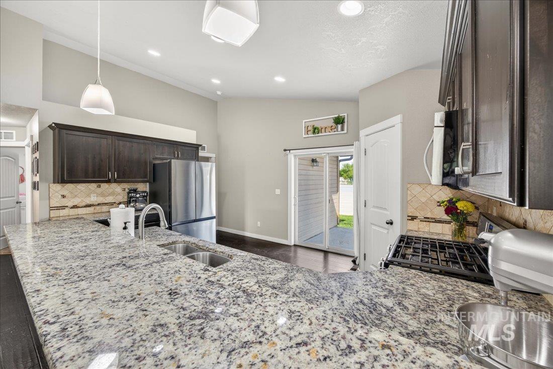 216 Crimson Circle E, Fruitland, Idaho 83619, 3 Bedrooms, 2 Bathrooms, Residential For Sale, Price $335,000,MLS 98983119