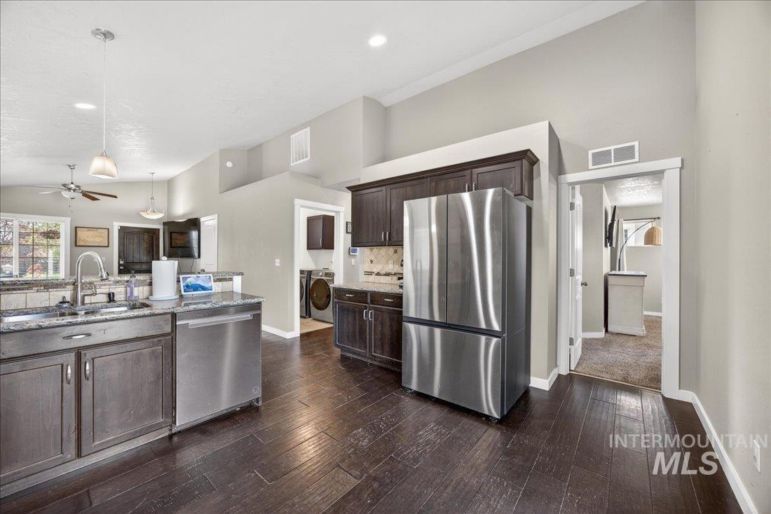 216 Crimson Circle E, Fruitland, Idaho 83619, 3 Bedrooms, 2 Bathrooms, Residential For Sale, Price $335,000,MLS 98983119