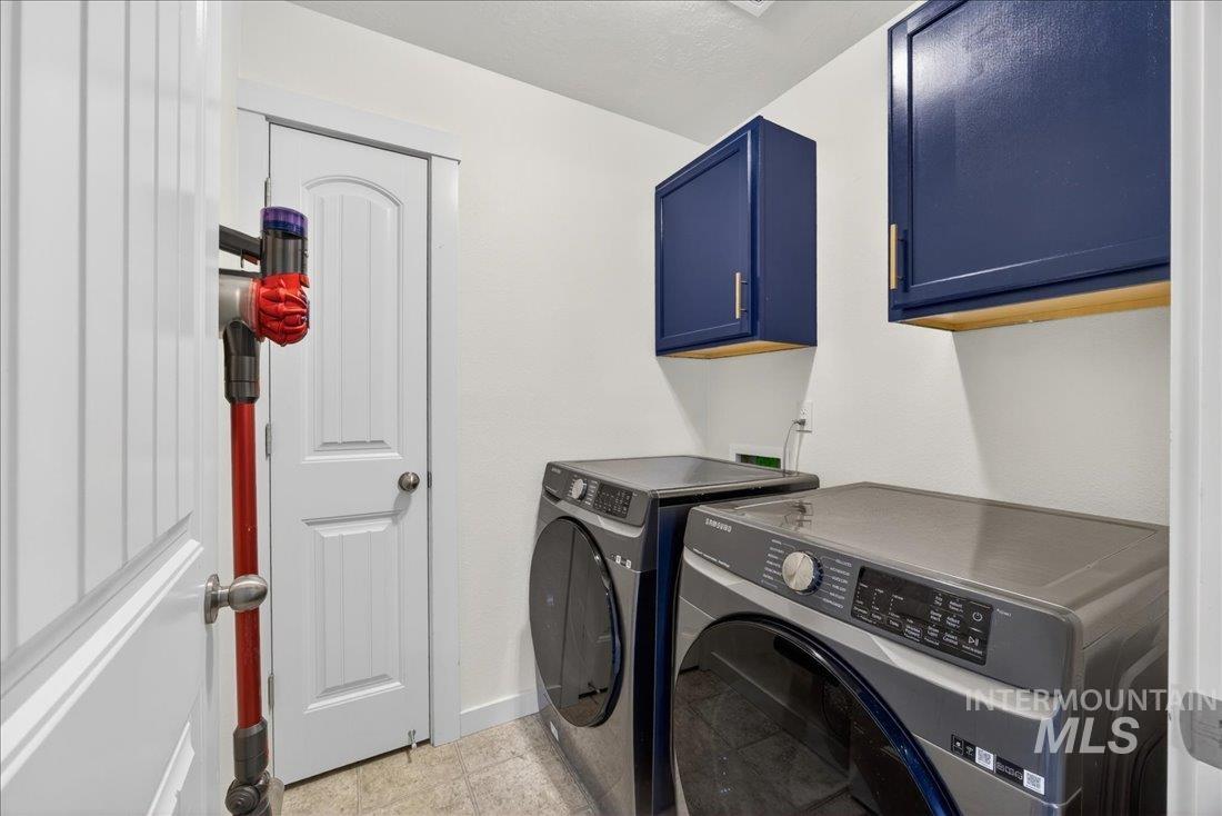 216 Crimson Circle E, Fruitland, Idaho 83619, 3 Bedrooms, 2 Bathrooms, Residential For Sale, Price $335,000,MLS 98983119