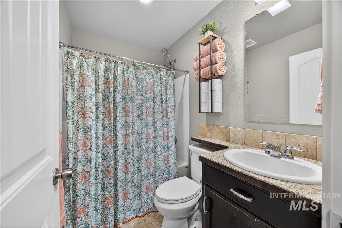 216 Crimson Circle E, Fruitland, Idaho 83619, 3 Bedrooms, 2 Bathrooms, Residential For Sale, Price $335,000,MLS 98983119