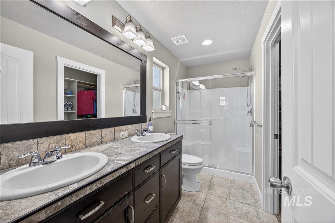 216 Crimson Circle E, Fruitland, Idaho 83619, 3 Bedrooms, 2 Bathrooms, Residential For Sale, Price $335,000,MLS 98983119