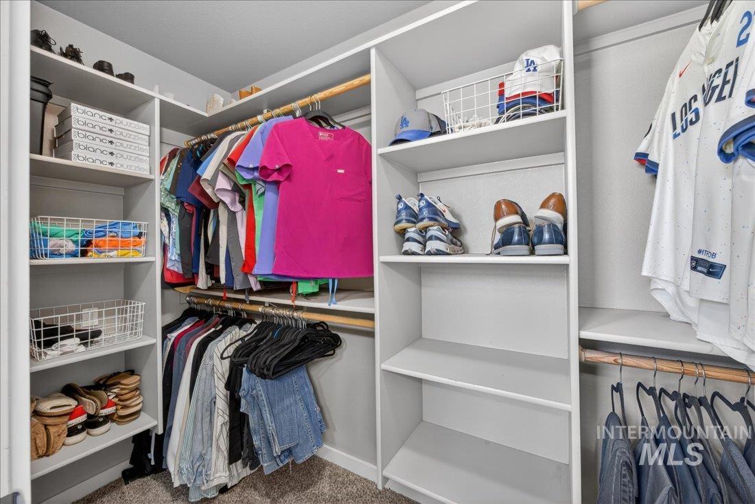 216 Crimson Circle E, Fruitland, Idaho 83619, 3 Bedrooms, 2 Bathrooms, Residential For Sale, Price $335,000,MLS 98983119